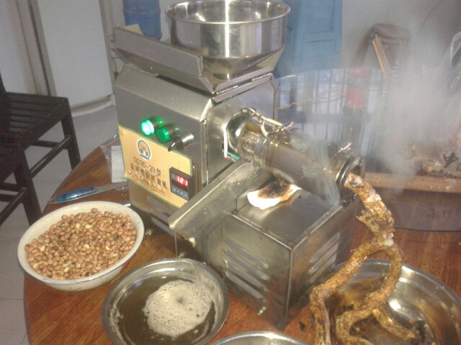 六木小型榨油機(jī)